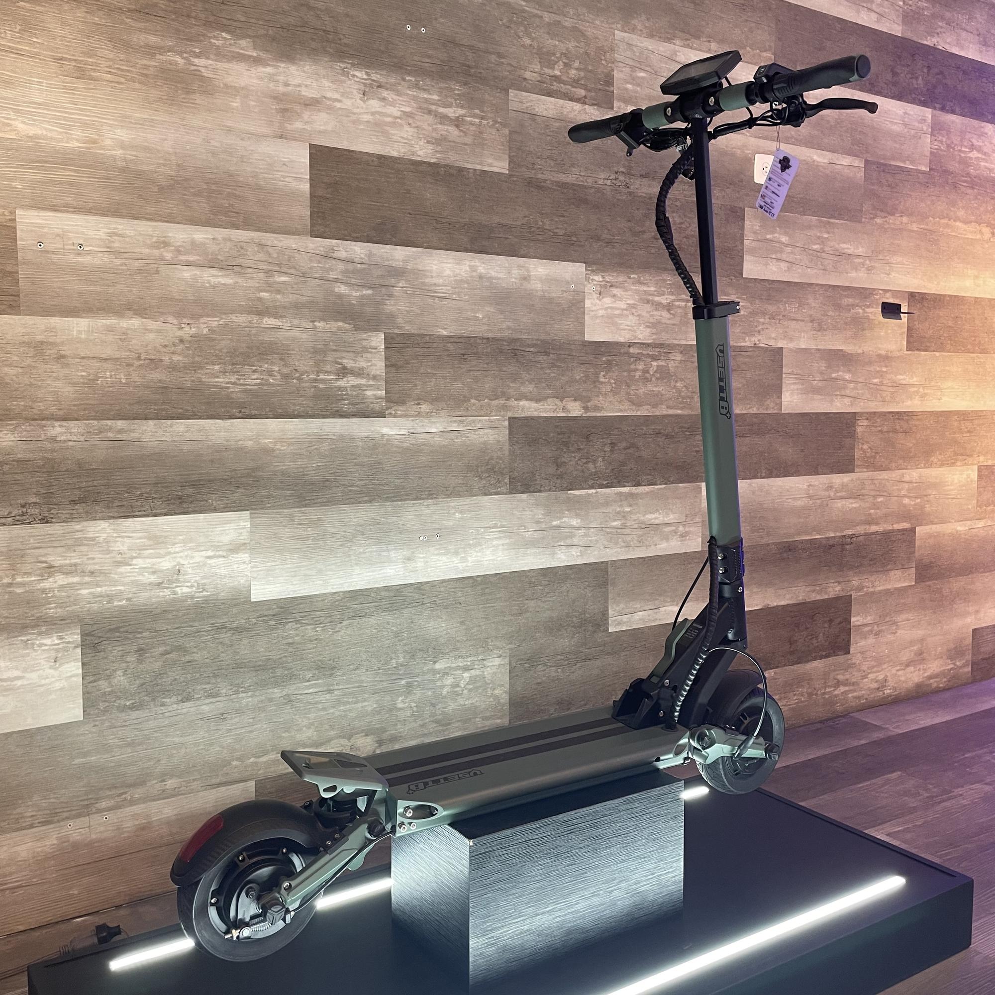 Vsett 8+ Scooter patineta: Compacta y lista para la ciudad. La Vsett 8+ es fácil de maniobrar y perfecta para llevar en el transporte público o guardar en espacios reducidos. Yeaah